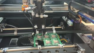 Macchina per depaneling PCB in linea con scarico PCBA sulla fresatrice PCB per vassoio
