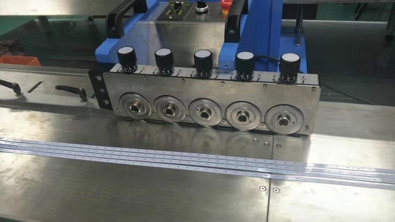 Un buon prezzo. 1200mm LED PCB Board Cutter Machine 5 Blade Stress inferiore di taglio in linea
